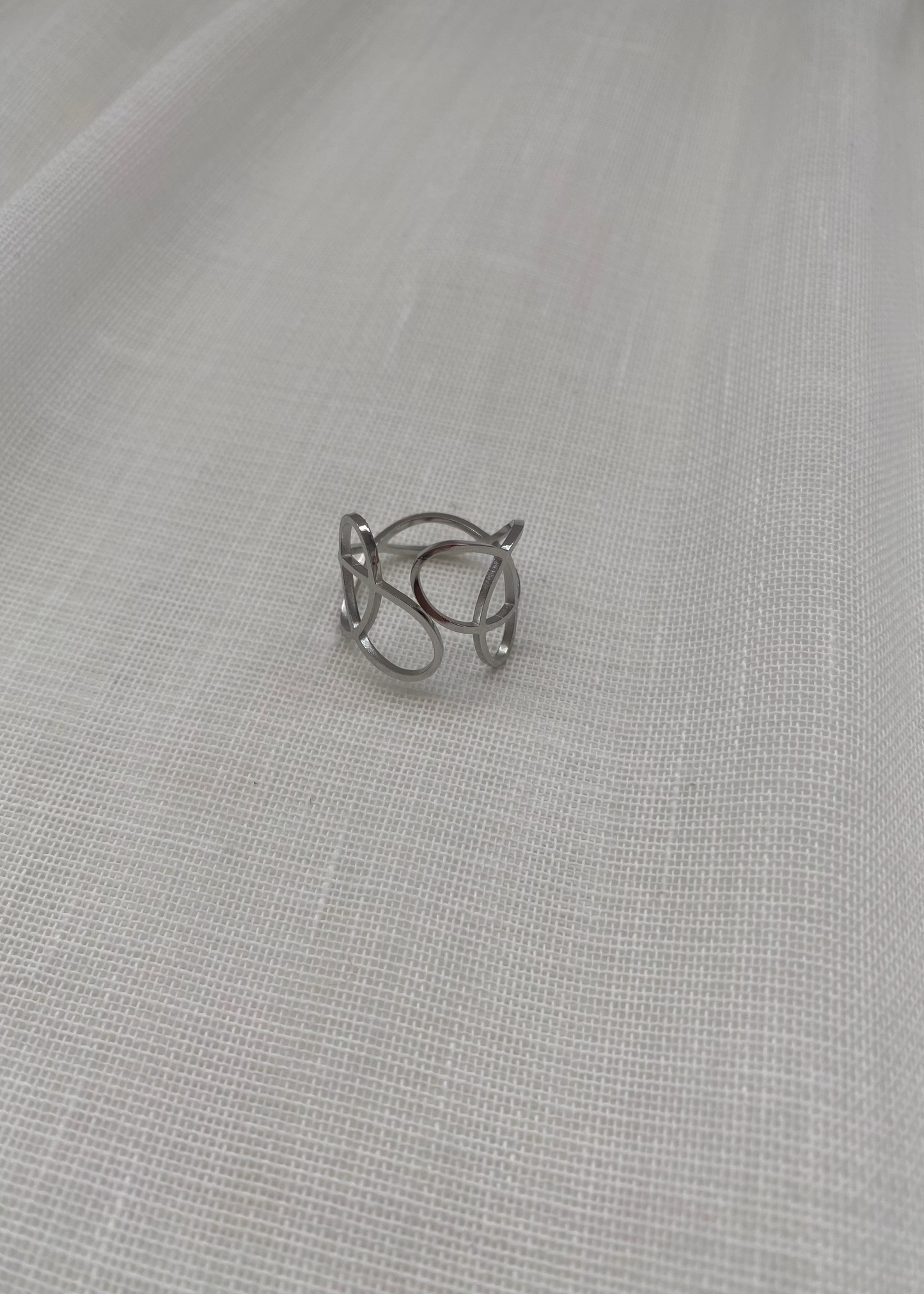 Anillo círculos trenzados